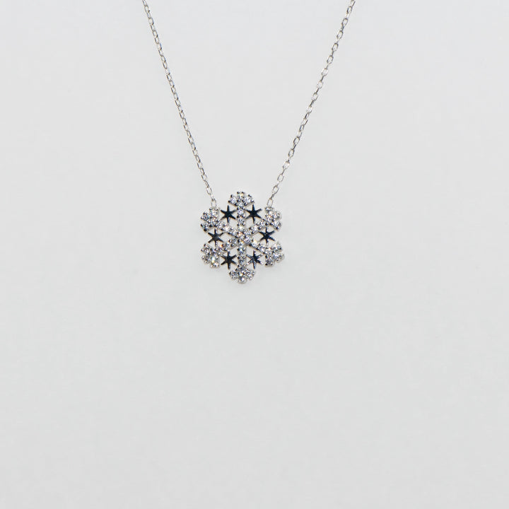Dieses einzigartige 925 Silber Collier mit Anhänger kombiniert ein funkelndes Schneeflocken-Motiv mit einem zarten Stern, beide geschmückt mit strahlenden Zirkonia-Steinen. Die feine Verarbeitung und das faszinierende Design machen dieses Collier zu einem besonderen Blickfang. Ideal für festliche Anlässe oder als bezauberndes Geschenk, vereint es die Magie des Winters mit zeitloser Eleganz.