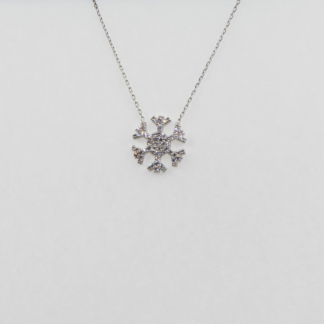 Dieses zeitlose 925 Silber Collier mit Anhänger besticht durch sein schlichtes, aber raffiniertes Schneeflocken-Motiv. Die feine Handwerkskunst und das elegante Design machen dieses Schmuckstück zu einem idealen Begleiter für jeden Anlass. Perfekt für Liebhaber klassischer Eleganz, die ein dezentes, aber wirkungsvolles Accessoire suchen.