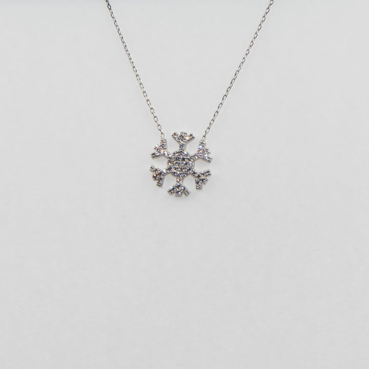 Dieses zeitlose 925 Silber Collier mit Anhänger besticht durch sein schlichtes, aber raffiniertes Schneeflocken-Motiv. Die feine Handwerkskunst und das elegante Design machen dieses Schmuckstück zu einem idealen Begleiter für jeden Anlass. Perfekt für Liebhaber klassischer Eleganz, die ein dezentes, aber wirkungsvolles Accessoire suchen.