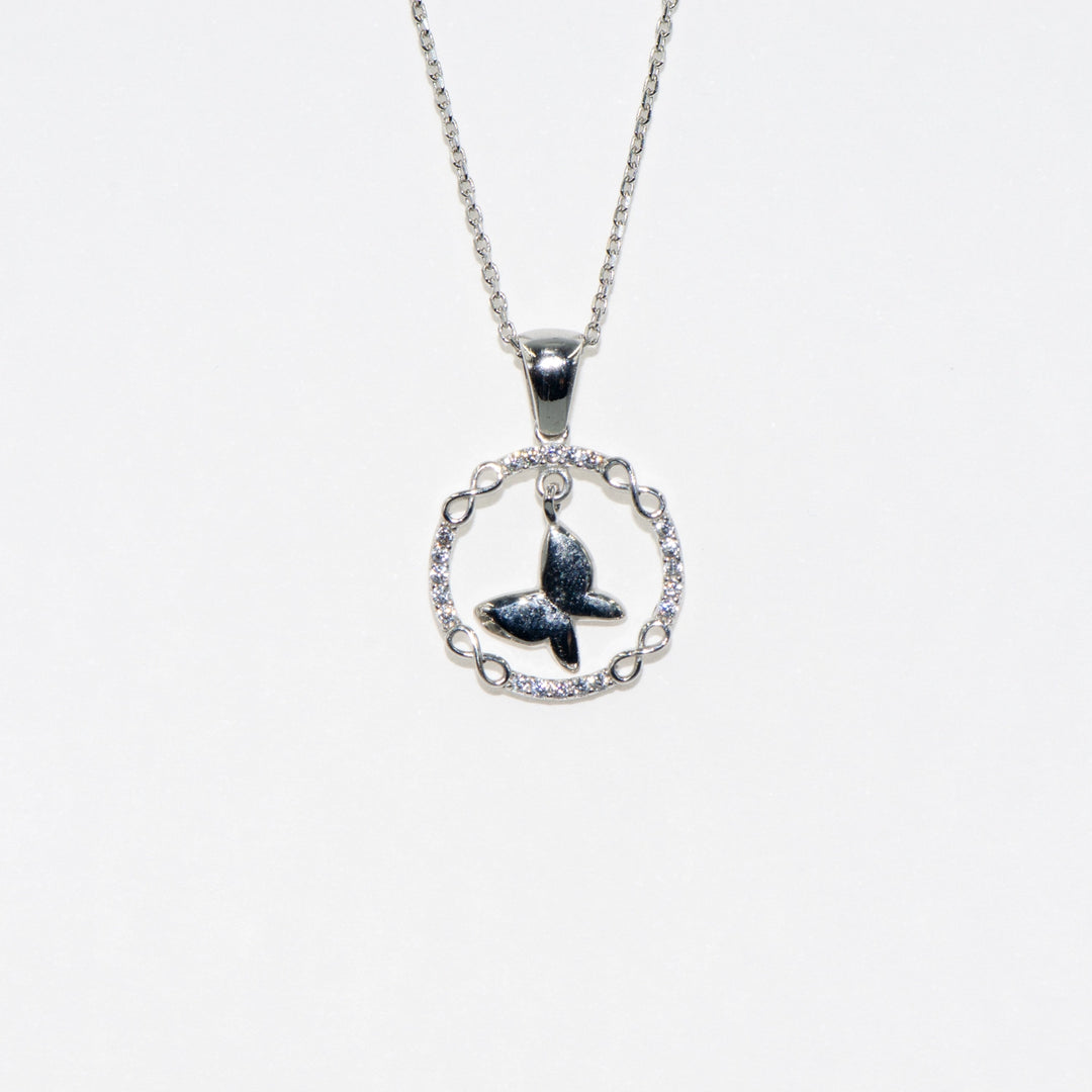 Zarte Silberkette mit Unendlichkeits- und Schmetterlingssymbol – ideal als Geschenkidee.
