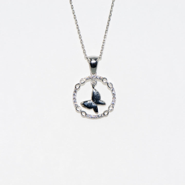 Zarte Silberkette mit Unendlichkeits- und Schmetterlingssymbol – ideal als Geschenkidee.