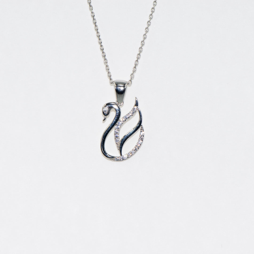 Moderne Halskette aus 925er Silber, die Adel und Eleganz repräsentiert. Dank seiner verstellbaren Kette passt es perfekt zu Ihrer Kleidung. Auch eine perfekte Geschenkidee für Ihre Liebsten