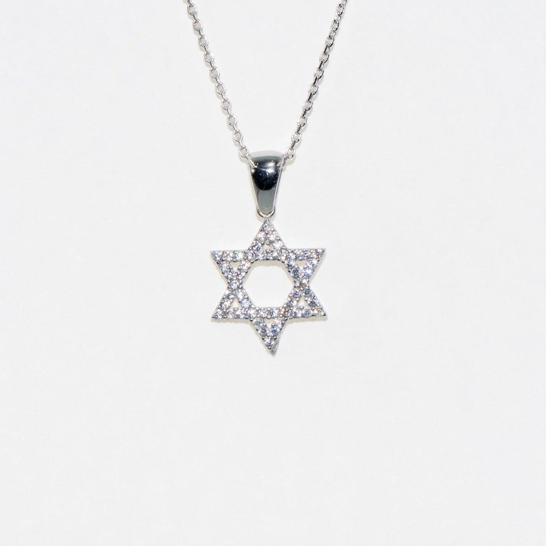 


Eine perfekte Collier mit Anhänger aus 925er Silber, gestaltet als Fünfeck um ein Sechseck, verziert mit weißen Zirkonsteinen.