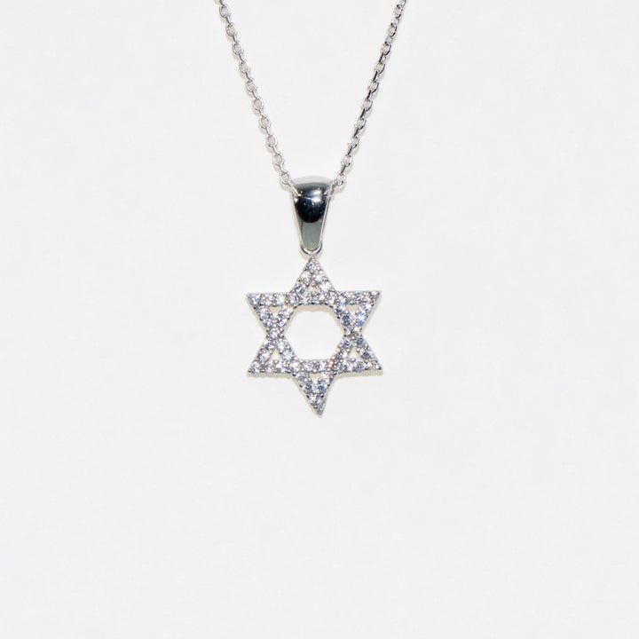 


Eine perfekte Collier mit Anhänger aus 925er Silber, gestaltet als Fünfeck um ein Sechseck, verziert mit weißen Zirkonsteinen.