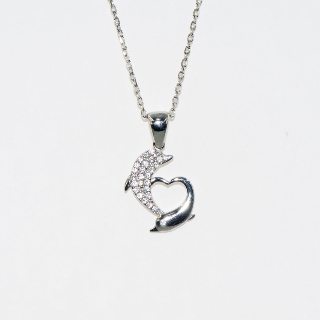 Dieses moderne Delfin-Collier aus 925er Silber symbolisiert Freundschaft und Liebe. Verziert mit Zirkonsteinen, ist es das perfekte Geschenk für alle, die Wert auf Harmonie und Kameradschaft legen.