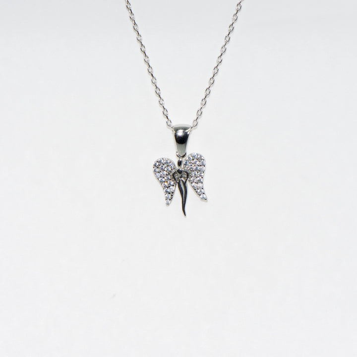 Elegantes Silber Collier mit Engelsflügel-Anhänger und Zirkonsteinen. 925er Silber und verstellbare Kette – die ideale Geschenkidee für besondere Anlässe.