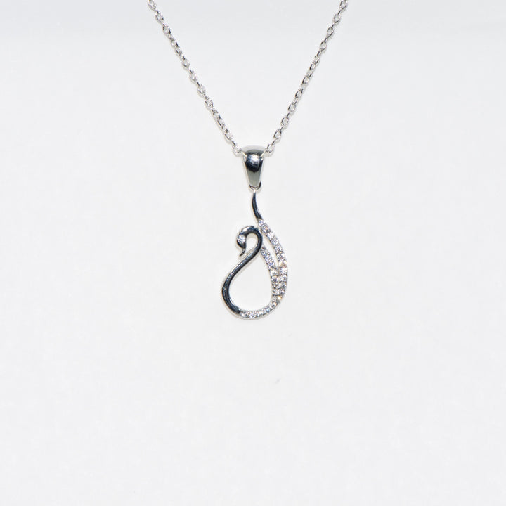 Elegante Silber Halskette mit Schwanensymbol aus 925er Silber und Zirkonsteinen. Mit verstellbarer Kette – die perfekte Geschenkidee, jetzt in der Schweiz verfügbar.