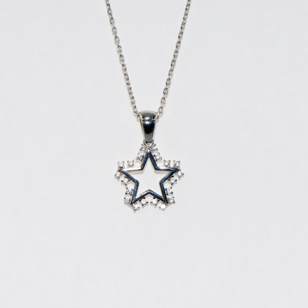 Elegantes Collier aus 925er Silber mit weißen Zirkonsteinen und verstellbarer Kette – perfekt für jeden Anlass.