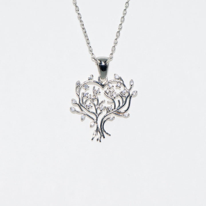 as Lebensbaum-Symbol, das uns häufig in Silberschmuck begegnet, sticht als Motiv hervor, das durch seine Eleganz und Bedeutung Aufmerksamkeit erregt.