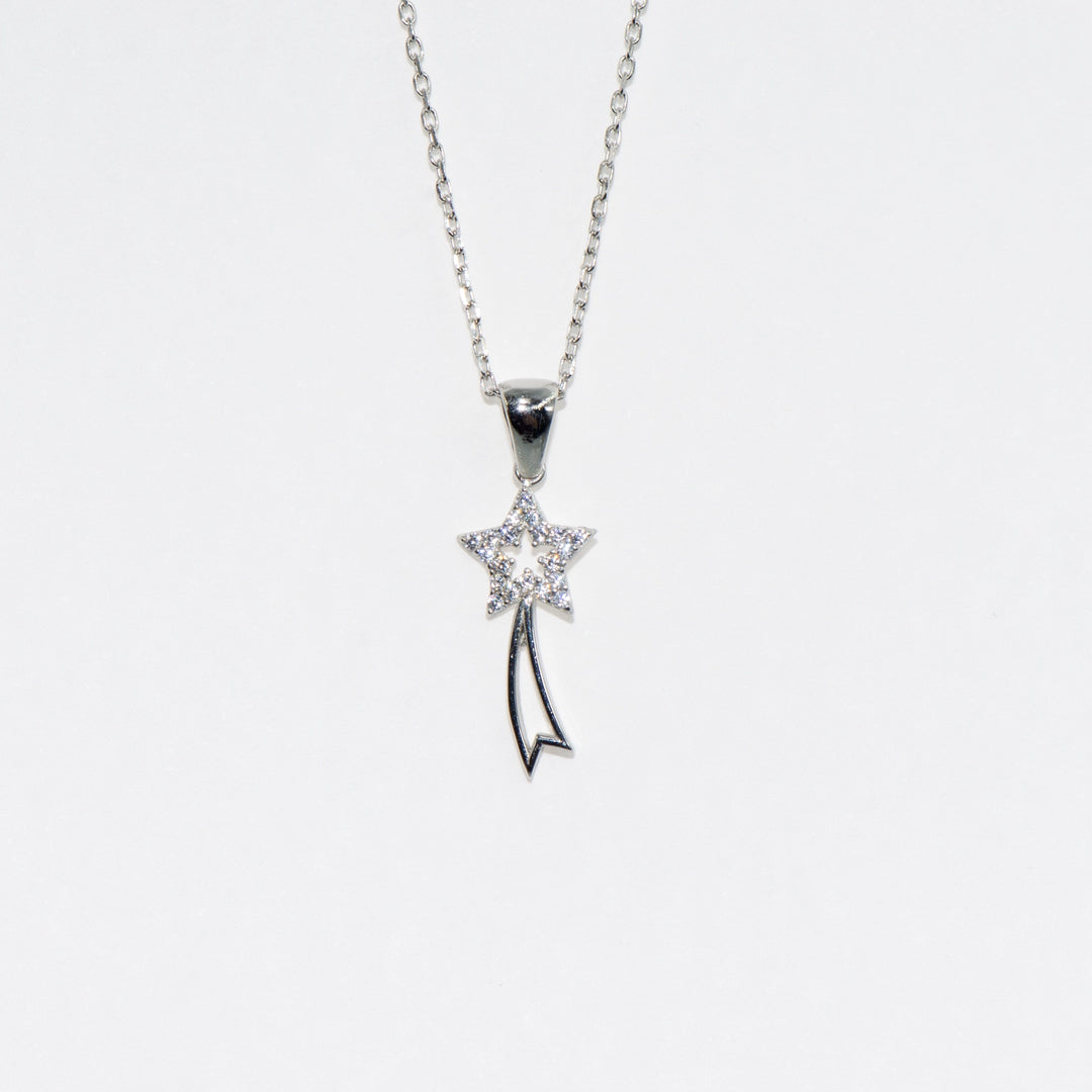 Elegantes Silber Collier mit funkelndem Stern-Design und weißen Zirkonsteinen. Perfekt als edles Geschenk – Hochwertiger Silber Schmuck, jetzt in der Schweiz erhältlich.