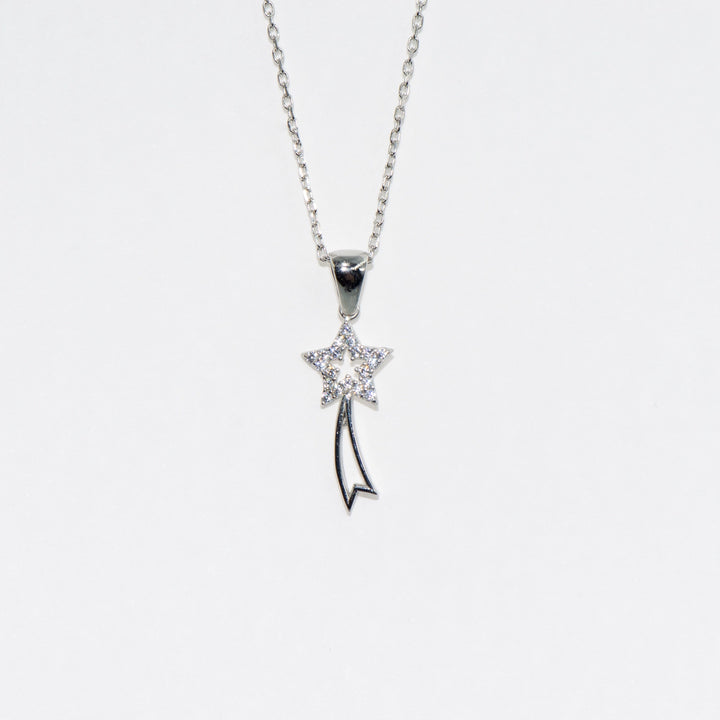 Elegantes Silber Collier mit funkelndem Stern-Design und weißen Zirkonsteinen. Perfekt als edles Geschenk – Hochwertiger Silber Schmuck, jetzt in der Schweiz erhältlich.