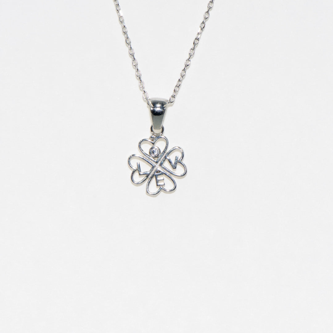 Fangen Sie das Glück des vierblättrigen Kleeblatts in der Liebe ein. Modern gestaltete vierblättrige Collier mit Anhänger aus 925er Silber