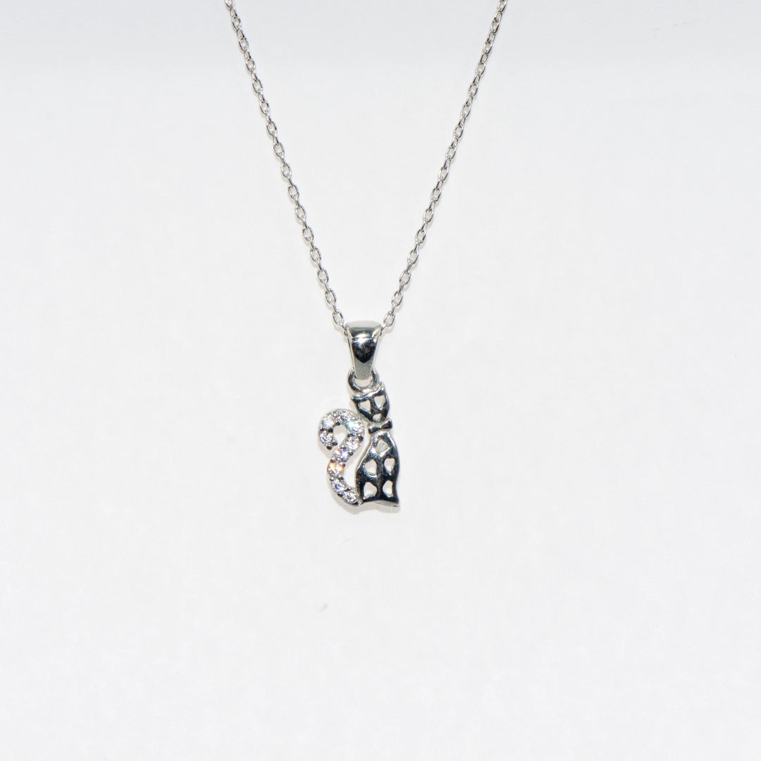 Elegantes Collier mit schwarzen Zirkonsteinen und verstellbarer Kette. Perfekt als Geschenkidee für besondere Anlässe.