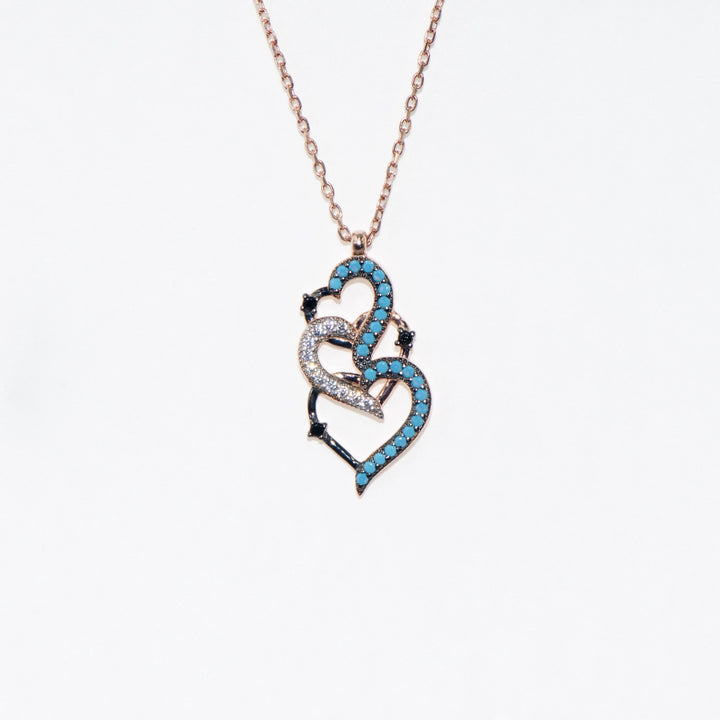 Elegantes Silber Collier mit Herz-Anhänger, verziert mit funkelnden blauen und weißen Zirkonsteinen – ein stilvolles Schmuckstück für besondere Anlässe.