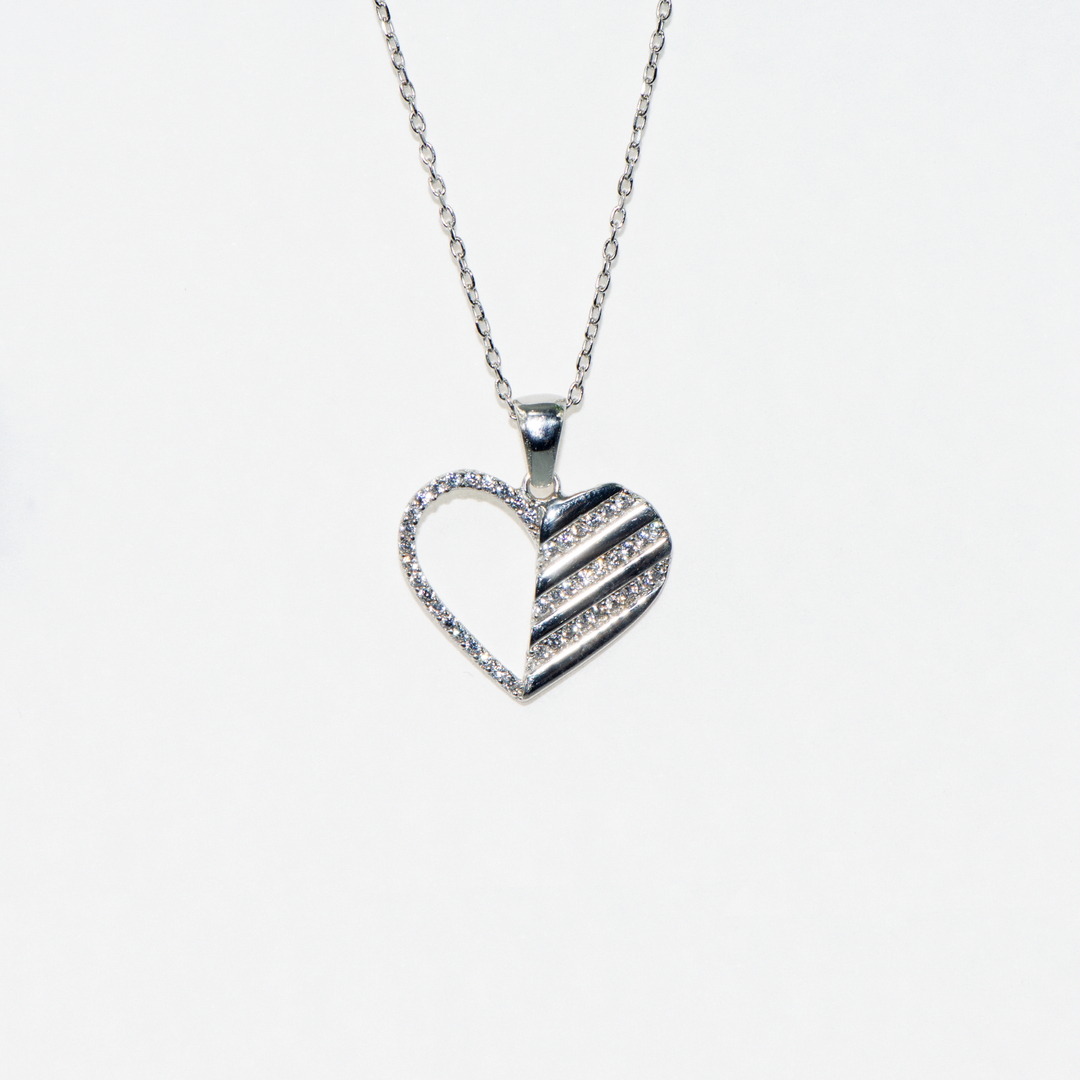 Halskette aus 925er Sterlingsilber mit Herzsymbol, verziert mit Zirkonsteinen. Verstellbare Kette. Sich verwöhnen lassen. Machen Sie Ihren Lieben eine Freude, es ist eine perfekte Geschenkidee für sie.