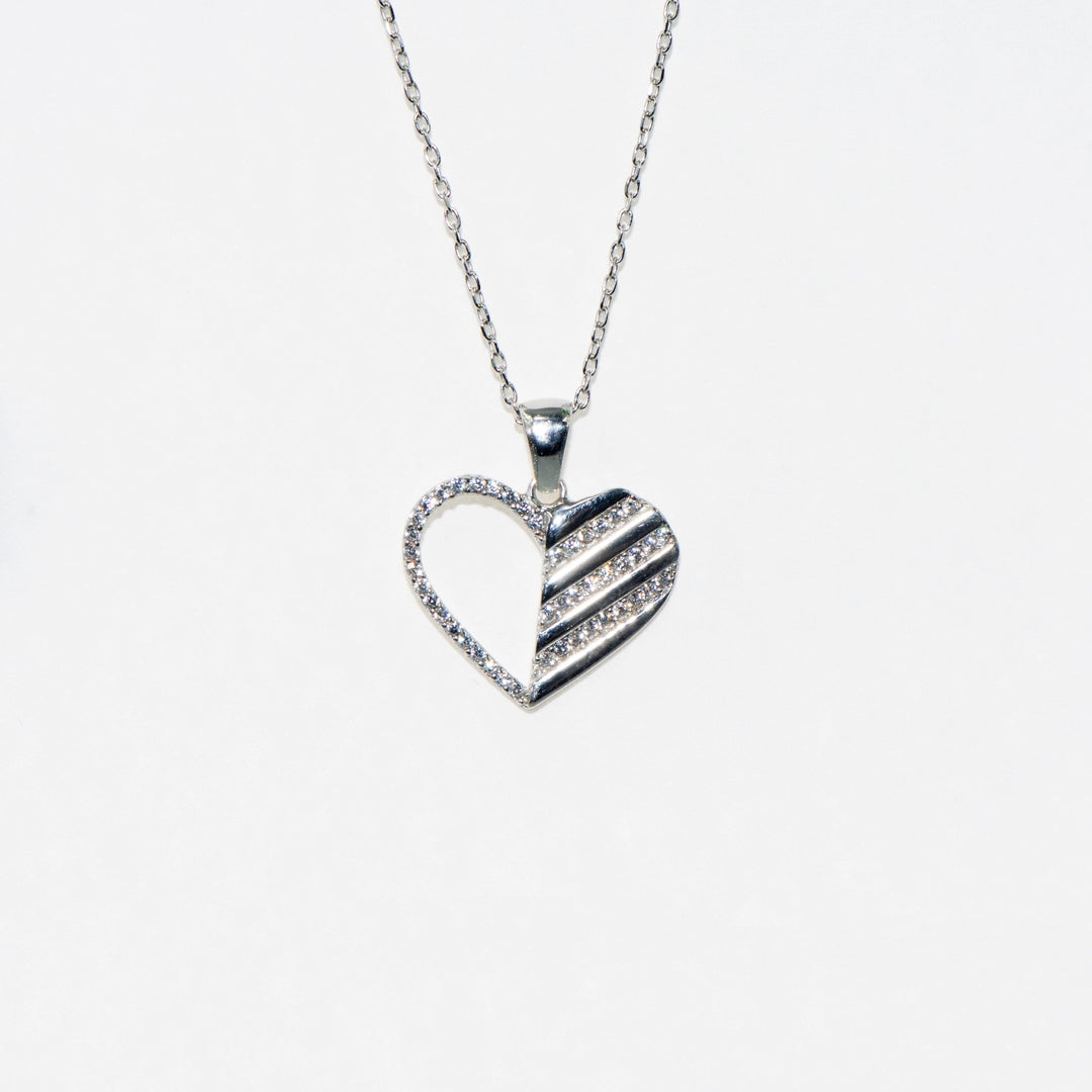 Elegante Halskette mit Herz-Anhänger, verziert mit schwarzen Zirkonsteinen. Perfekt als stilvolles Geschenk.