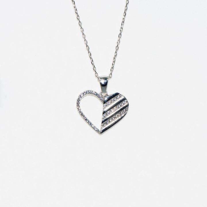 Elegante Halskette mit Herz-Anhänger, verziert mit schwarzen Zirkonsteinen. Perfekt als stilvolles Geschenk.