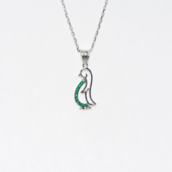 Silber Collier mit Pingu-Anhänger und grünen Zirkonsteinen. Verstellbare Kette – perfekt als Geschenkidee.