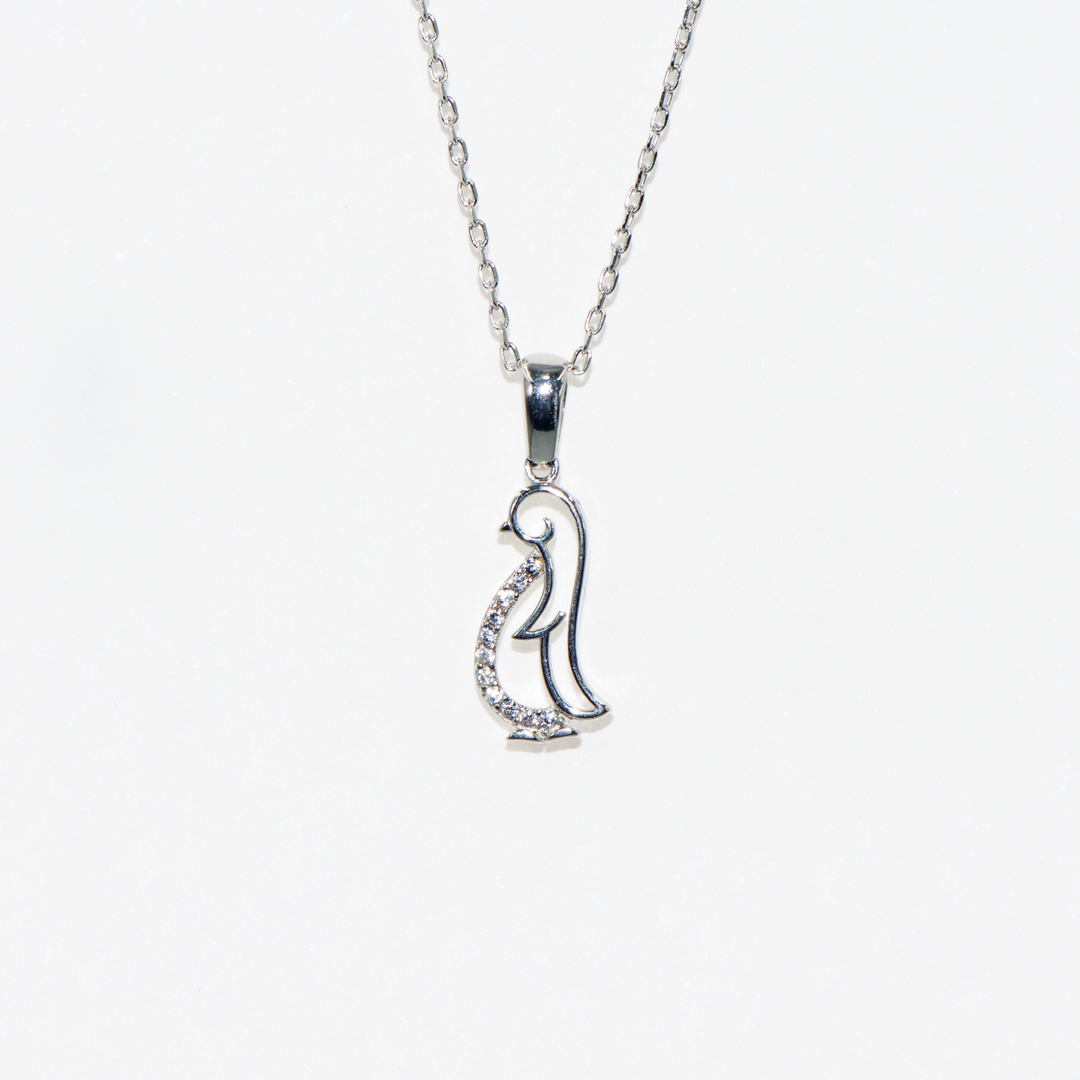 Niedliche Pinguin-Halskette, Halskette aus 925er Sterlingsilber, verziert mit weißen Zirkonsteinen. Mit seiner verstellbaren Kette passt es sich Ihrer Kleidung an. Ein ideales Geburtstagsgeschenk und Reisegeschenk für Ihre Liebsten und jungen Leute.