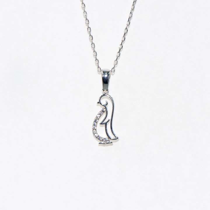 Niedliche Pinguin-Collier mit Anhänger aus 925er Sterlingsilber, verziert mit weißen Zirkonsteinen. 