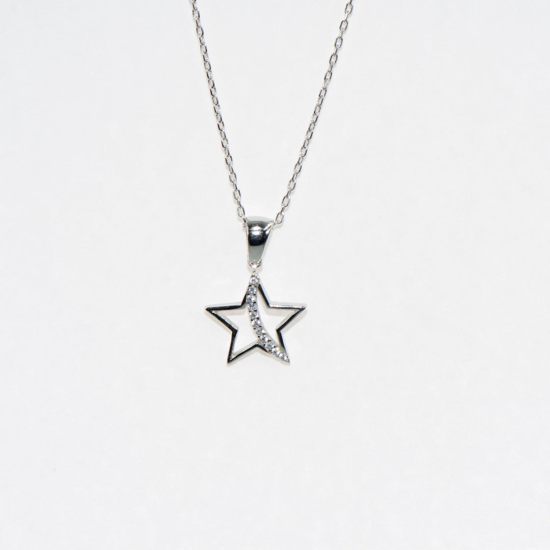 Zartes Collier mit Sternsymbol-Anhänger aus 925er Silber, verziert mit funkelnden Zirkonsteinen. Mit verstellbarer Kette – ideal für jeden Anlass.
