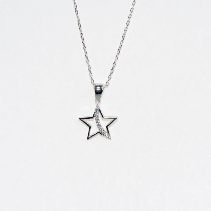Zartes Collier mit Sternsymbol-Anhänger aus 925er Silber, verziert mit funkelnden Zirkonsteinen. Mit verstellbarer Kette – ideal für jeden Anlass.