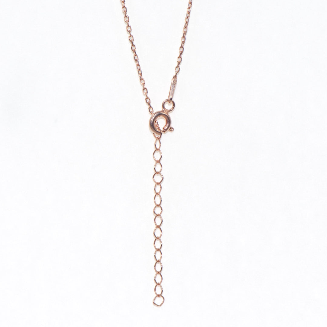 Elegantes Silber Collier mit Herz-Anhänger, verziert mit funkelnden blauen und weißen Zirkonsteinen – ein stilvolles Schmuckstück für besondere Anlässe.