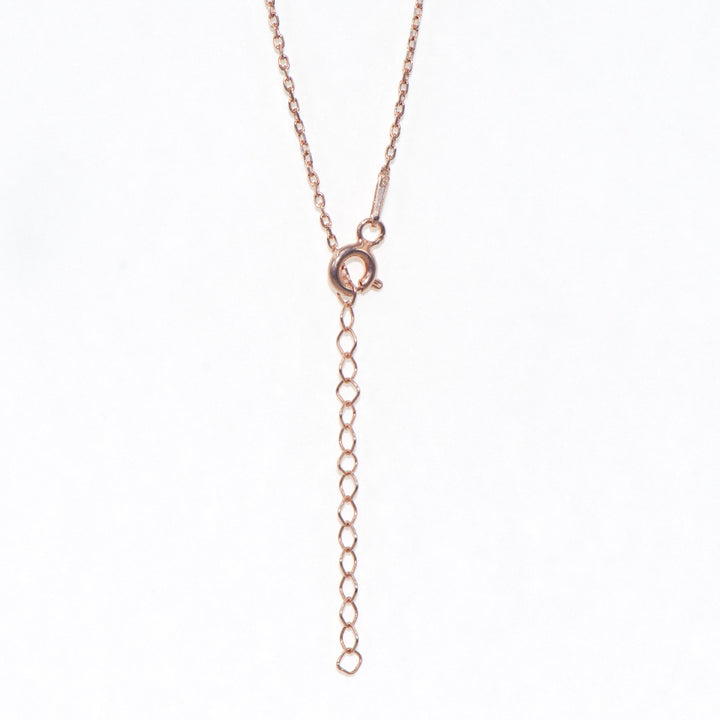 Elegantes Silber Collier mit Herz-Anhänger, verziert mit funkelnden blauen und weißen Zirkonsteinen – ein stilvolles Schmuckstück für besondere Anlässe.