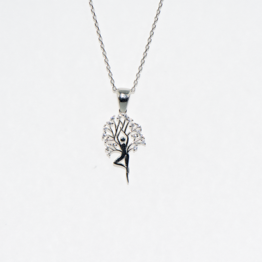 Eine perfekte Halskette im Ballerina-Modell-Design, verziert mit weißen Zirkonsteinen. Verstellbare Kette aus 925er Silber. Sie suchen ein besonderes Geschenk für Ihre Liebsten? Verwöhnen Sie sich und Ihre Lieben.