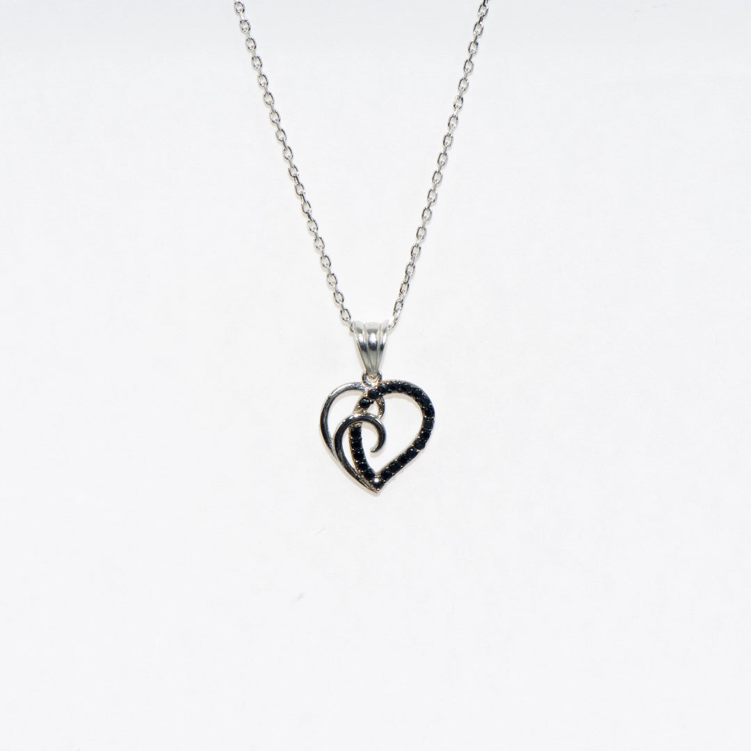 Elegantes Collier mit Anhänger, verziert mit schwarzen Zirkonsteinen und verstellbarer Kette. Die perfekte Geschenkidee für Ihre Liebsten.