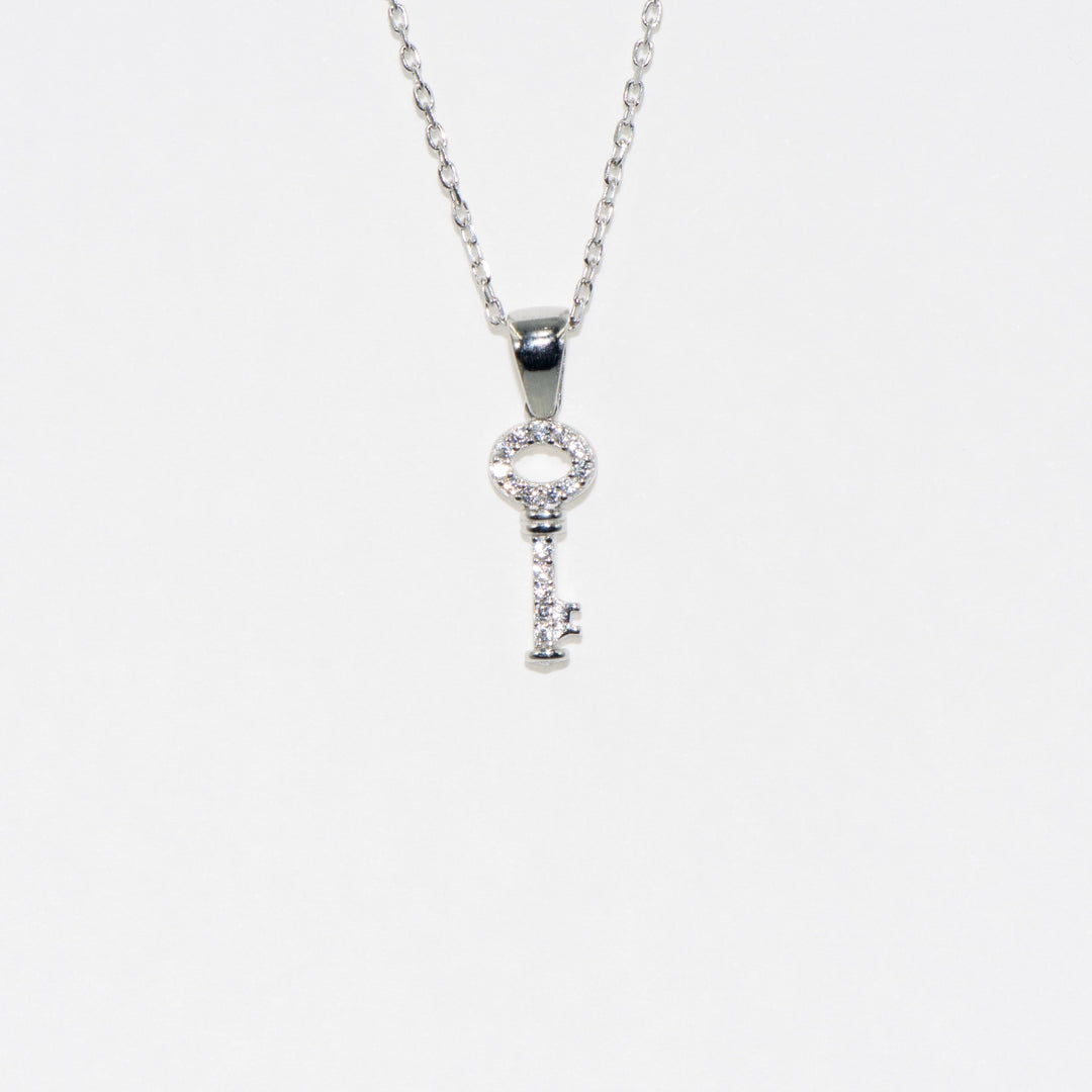 Lass Dein Herz Türen öffnen mit dieser Schlüsselanhänger-Halskette aus 925er Silber, verziert mit weißen Zirkonsteinen. Verstellbare Kette – eine besondere Geschenkidee.