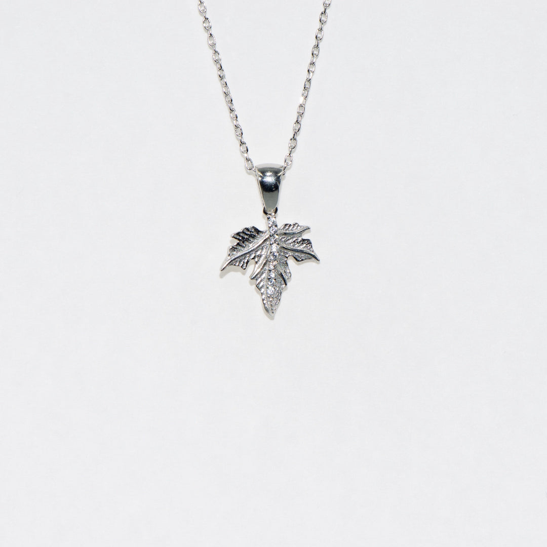 Elegante Halskette mit Bergahornblatt-Anhänger und verstellbarer Kette – eine stilvolle Ergänzung für jeden Tag und die perfekte Geschenkidee.