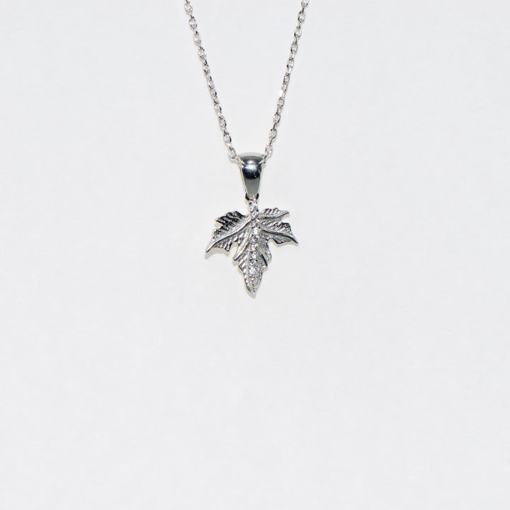 Elegante Halskette mit Bergahornblatt-Anhänger und verstellbarer Kette – eine stilvolle Ergänzung für jeden Tag und die perfekte Geschenkidee.