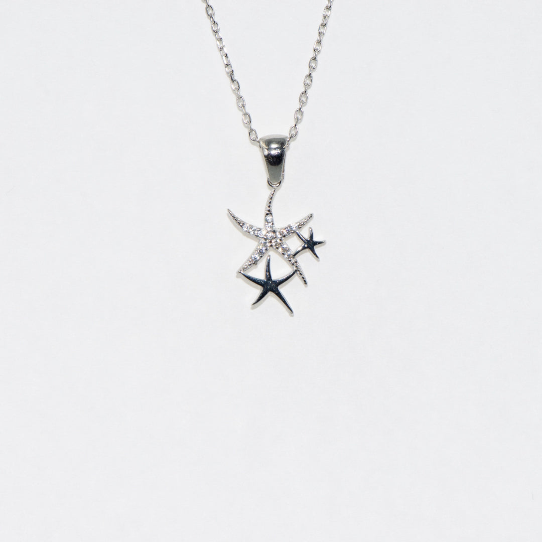 Sternkette aus 925er rhodiniertem Silber, verziert mit Zirkonsteinen. Stilvolles Geschenk für besondere Anlässe.