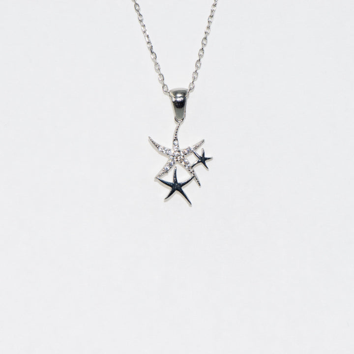 Sternkette aus 925er rhodiniertem Silber, verziert mit Zirkonsteinen. Stilvolles Geschenk für besondere Anlässe.