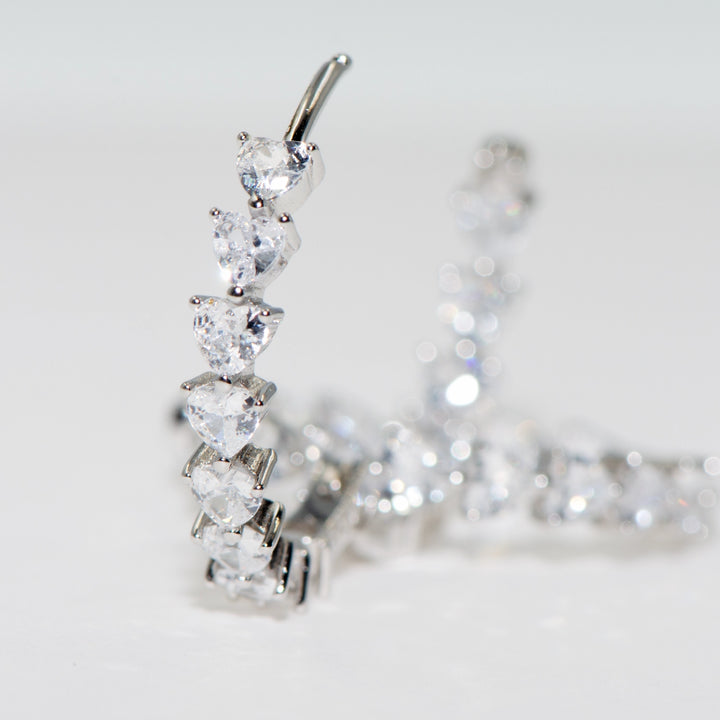 Creolen aus 925er Sterlingsilber. Die äußeren und inneren Teile des Ohrrings sind in Form eines Herzens mit Zirkonsteinen gestaltet und er ist als sehr stilvolles und elegantes Modell konzipiert. Eine perfekte Geschenkidee zum Valentinstag. Zeigen Sie auch Ihre Liebe mit diesen Ohrringen aus liebevollen Miniherzen zum Muttertag
