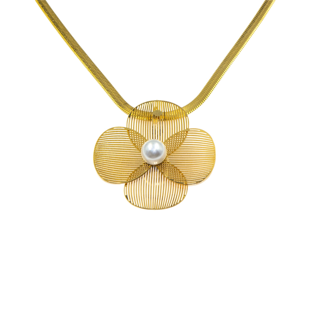  Elegante Halskette aus goldbeschichtetem Edelstahl mit Blumen-Design und Perlen-Detail. Verleihen Sie Ihrem Look das gewisse Extra.