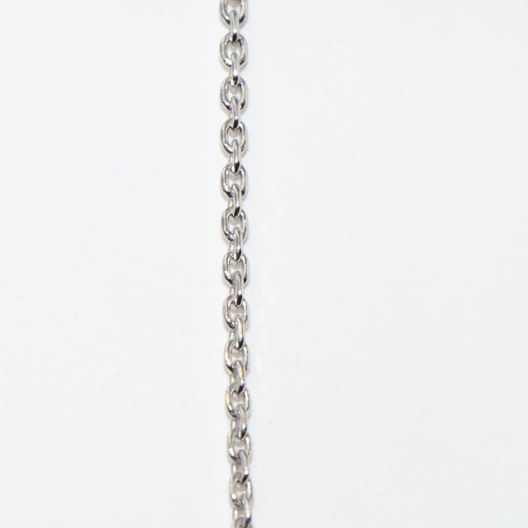 Wenn Sie möchten, können Sie diese dünne und elegante Halskette aus ineinander verschlungenen Ringen mit einem Anhänger ergänzen. Sie können diese wunderschöne Kette aus 925er Sterlingsilber auch Ihren Liebsten schenken.