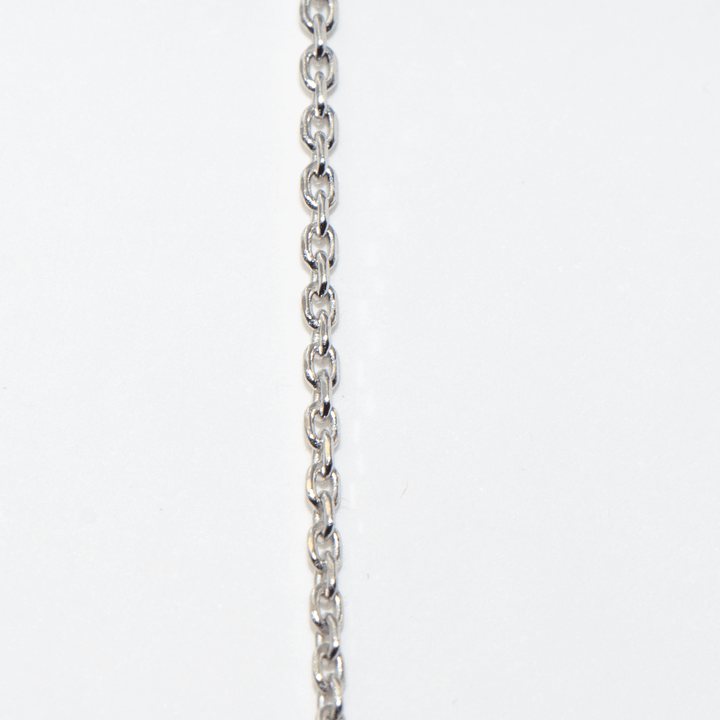 Wenn Sie möchten, können Sie diese dünne und elegante Halskette aus ineinander verschlungenen Ringen mit einem Anhänger ergänzen. Sie können diese wunderschöne Kette aus 925er Sterlingsilber auch Ihren Liebsten schenken.