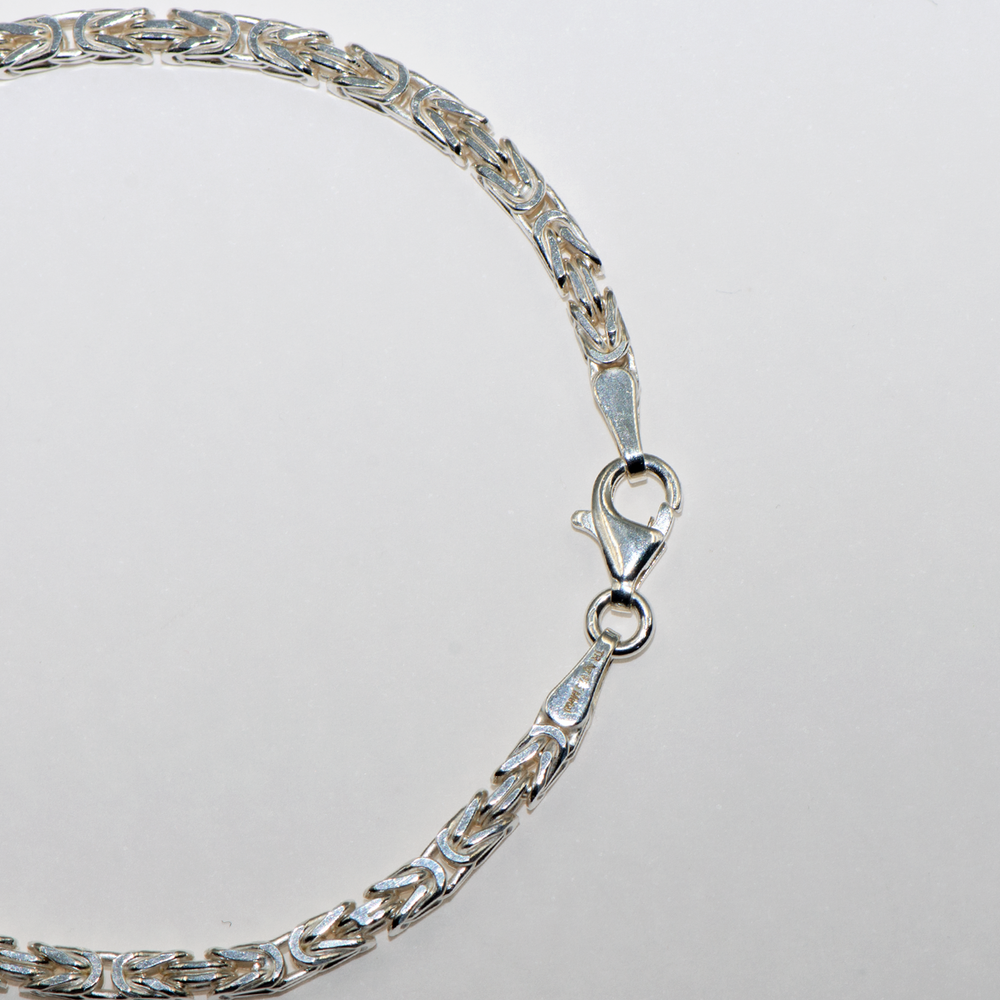Jetzt können Sie Ihre Lieblingskette mit dem Königskette Armband vervollständigen. Das 925 Sterling Königsketten-Armband ist mit Rhodiniert beschichtet, um seinen Glanz länger zu bewahren. Sie werden es gerne im Urlaub bei sich tragen. Sie können Ihren Lieben eine Freude machen, indem Sie ihnen ein schönes Reisegeschenk machen.