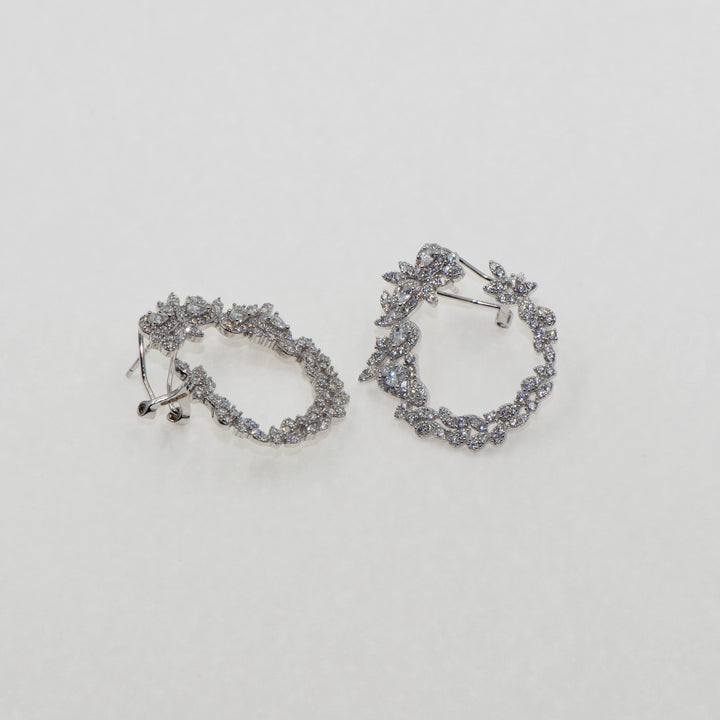 nsere eleganten 925er Silber Ohrringe mit funkelnden weißen Zirkonia-Steinen und praktischem Klipsverschluss sind perfekt für besondere Anlässe. Sie vereinen Komfort und Stil, sodass du sie mühelos tragen kannst. Diese Zirkon Ohrringe verleihen jedem Outfit einen Hauch von Glamour und sind die ideale Geschenkidee für festliche Anlässe