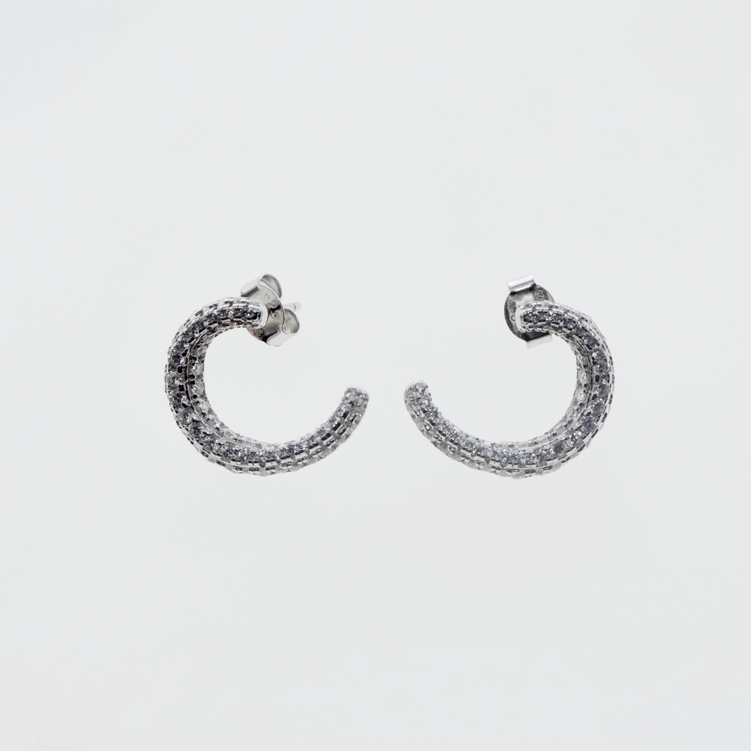 Entdecken Sie unsere eleganten Ohrstecker aus 925er Sterling Silber, verziert mit funkelnden weißen Zirkonsteinen. Diese Ohrringe sind die perfekte Wahl für jeden Anlass und bieten einen zeitlosen Look, der zu jedem Outfit passt.