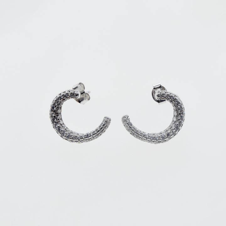 Entdecken Sie unsere eleganten Ohrstecker aus 925er Sterling Silber, verziert mit funkelnden weißen Zirkonsteinen. Diese Ohrringe sind die perfekte Wahl für jeden Anlass und bieten einen zeitlosen Look, der zu jedem Outfit passt.