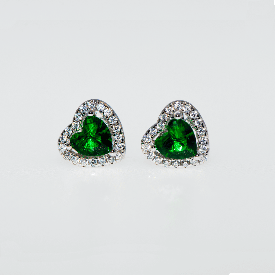 Grüne Smaragd-Herz-Ohrringe aus 925er Silber, umgeben von funkelnden Zirkonsteinen. Die Ohrringe in mittlerer Größe vereinen Eleganz und Stil. Grüne Smaragd-Ohrringe, Zirkon-Ohrringe, 925er Silber-Ohrringe.