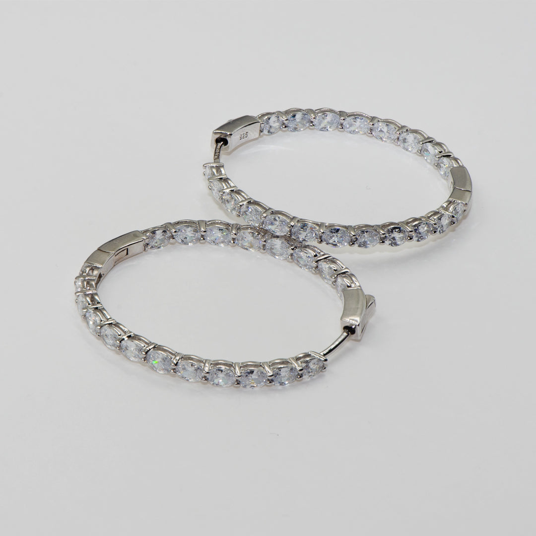 Diese 925er Silber Klappcreolen sind mit funkelnden ovalen Zirkonsteinen verziert und bringen Eleganz in jeden Look. Der praktische Klappverschluss sorgt für sicheren Halt und hohen Tragekomfort. Perfekt für besondere Anlässe oder als stilvolles Accessoire im Alltag. Ideal als Geschenk oder für Sie selbst.