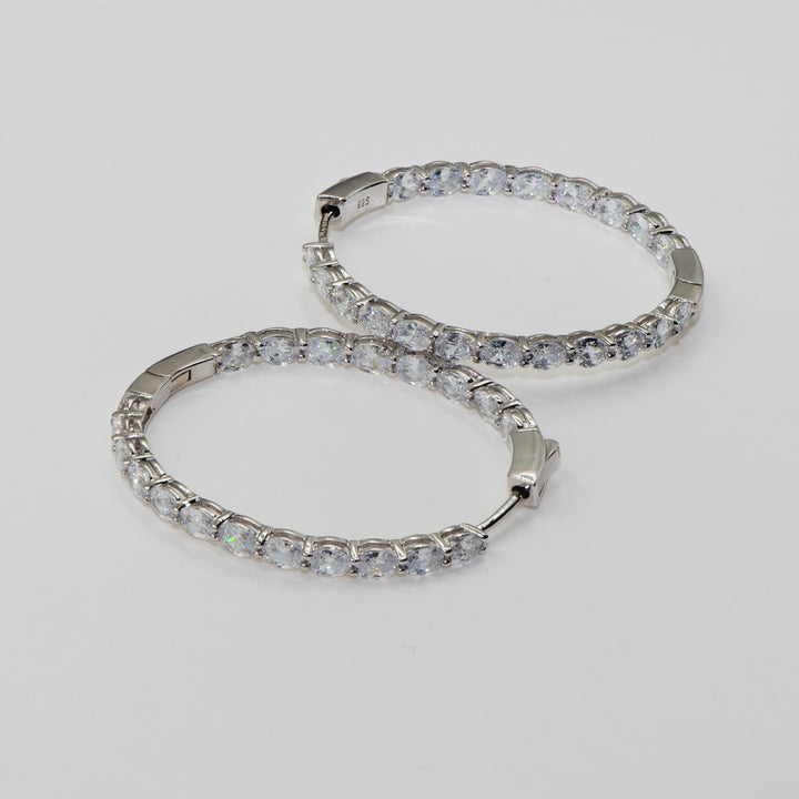 Diese 925er Silber Klappcreolen sind mit funkelnden ovalen Zirkonsteinen verziert und bringen Eleganz in jeden Look. Der praktische Klappverschluss sorgt für sicheren Halt und hohen Tragekomfort. Perfekt für besondere Anlässe oder als stilvolles Accessoire im Alltag. Ideal als Geschenk oder für Sie selbst.