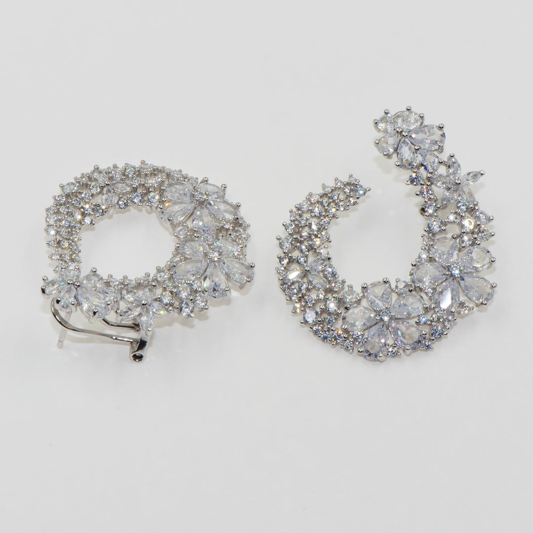 Diese luxuriösen 925er Silber Ohrringe mit Blumenmuster und funkelnden Zirkonsteinen vereinen Stil und Eleganz. Das florale Design verleiht einen glamourösen Touch, ideal für besondere Anlässe. Der praktische Klappverschluss sorgt für einfaches und sicheres Tragen. Perfekt für Frauen, die Eleganz und Komfort suchen, und auch ideal als Geschenk.