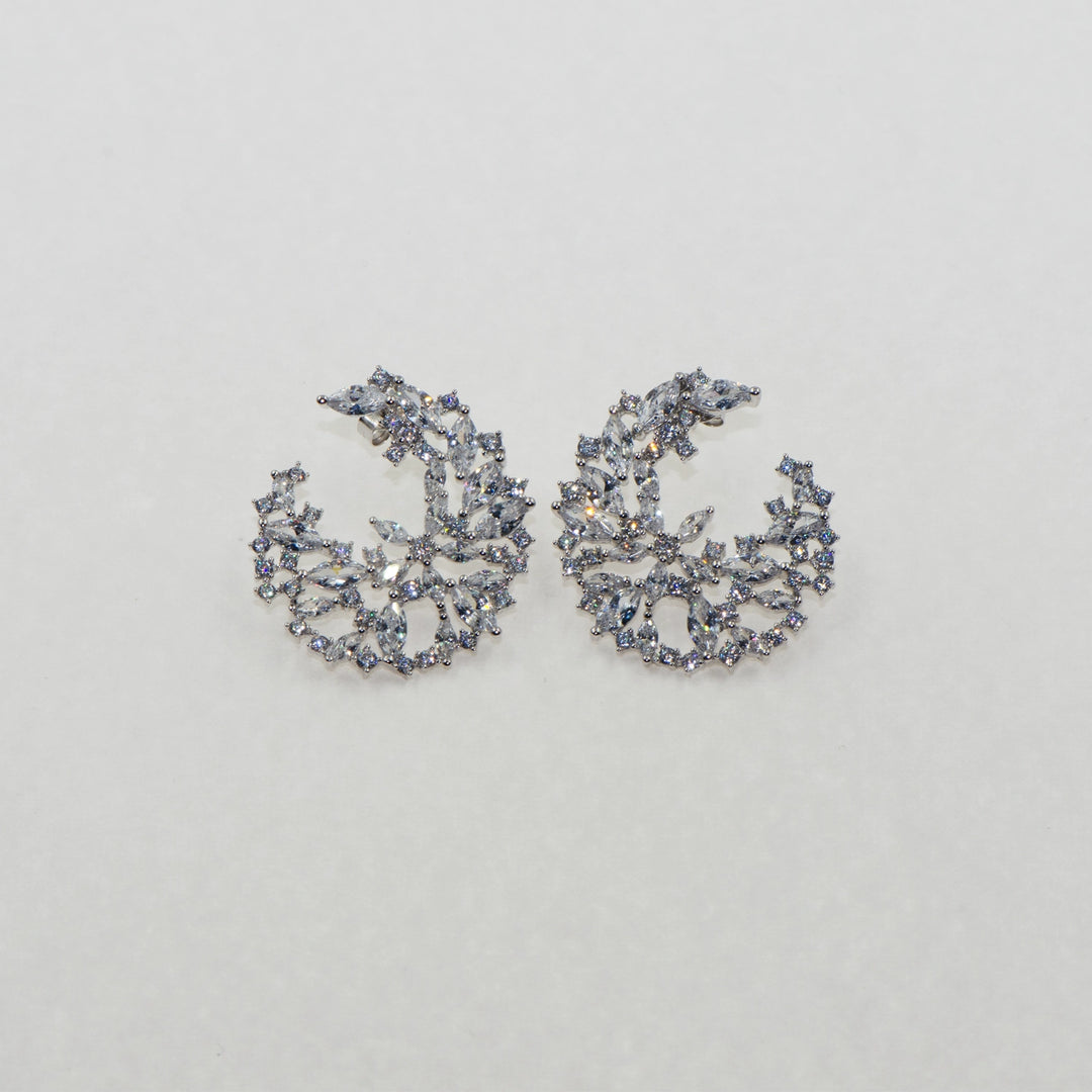 Diese eleganten 925er Silber Ohrringe mit einem bezaubernden Blumenmotiv und funkelnden weißen Zirkonsteinen bringen einen Hauch von Romantik in Ihren Stil. Das zarte Blumenmotiv verleiht dem modernen Design eine feminine und zeitlose Note, die sowohl im Alltag als auch bei besonderen Anlässen für Aufsehen sorgt. 