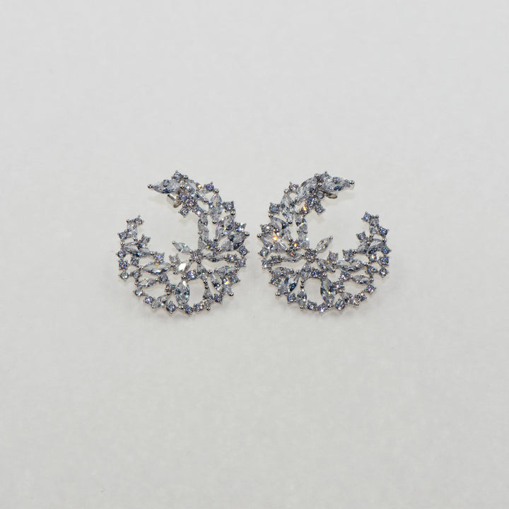 Diese eleganten 925er Silber Ohrringe mit einem bezaubernden Blumenmotiv und funkelnden weißen Zirkonsteinen bringen einen Hauch von Romantik in Ihren Stil. Das zarte Blumenmotiv verleiht dem modernen Design eine feminine und zeitlose Note, die sowohl im Alltag als auch bei besonderen Anlässen für Aufsehen sorgt. 