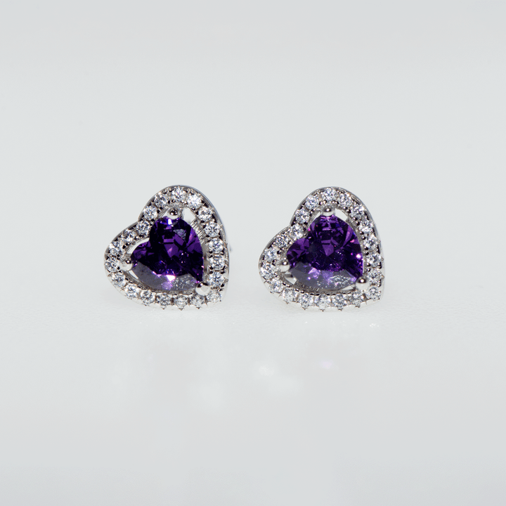 Tragen Sie jetzt den schillernden Glanz der violetten Farbe. Lassen Sie sich von den Farben des Frühlings begleiten. Der Herzsymbol-Ohrring aus 925er Sterlingsilber ist mit winzigen weißen Zirkonsteinen umgeben. Mit einer perfekten Geschenkidee können Sie Ihren Liebsten eine Freude machen.